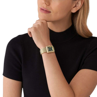 Michael Kors Emery Damenuhr MK4742 in Gold am Handgelenk eines Modells