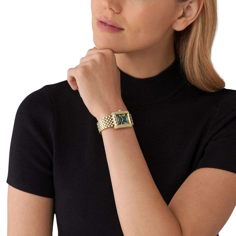 Michael Kors Emery Damenuhr MK4742 in Gold am Handgelenk eines Modells