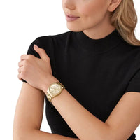 Michael Kors Lexington Damen Uhr Gold MK7378 – elegante goldfarbene Armbanduhr am Handgelenk getragen
 - Bild 4