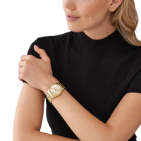 Michael Kors Lexington Damen Uhr Gold MK7378 – elegante goldfarbene Armbanduhr am Handgelenk getragen