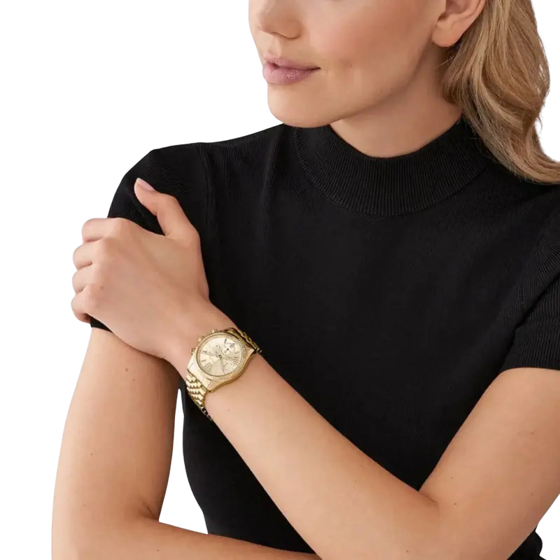 Michael Kors Lexington Damen Uhr Gold MK7378 – elegante goldfarbene Armbanduhr am Handgelenk getragen