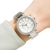 Michael Kors Parker MK5353 Damen Chronograph in Silber am Handgelenk getragen, elegantes Edelstahlarmband mit Kristallbesatz.