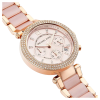 Michael Kors Parker MK5896 Chronograph Damen in Roségold, schräge Detailansicht mit funkelndem Zifferblatt und Gliederarmband.